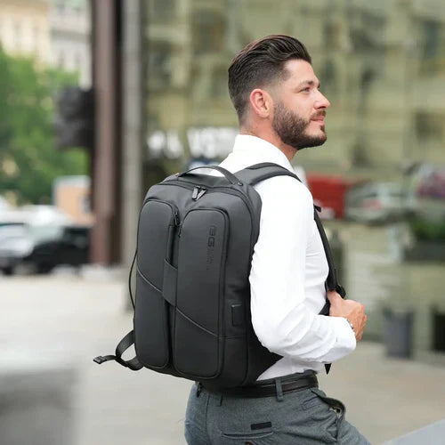 Mann in Prag und Business-Reiserucksack