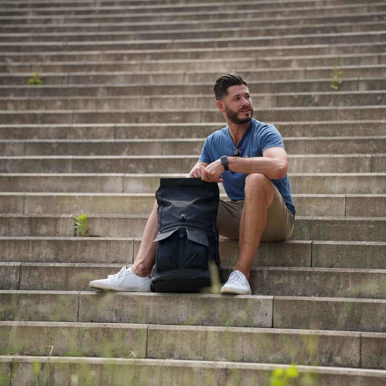 Mann auf Treppe mit Business-Rucksack