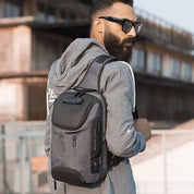 Mann mit Crossbody bag AIR unterwegs