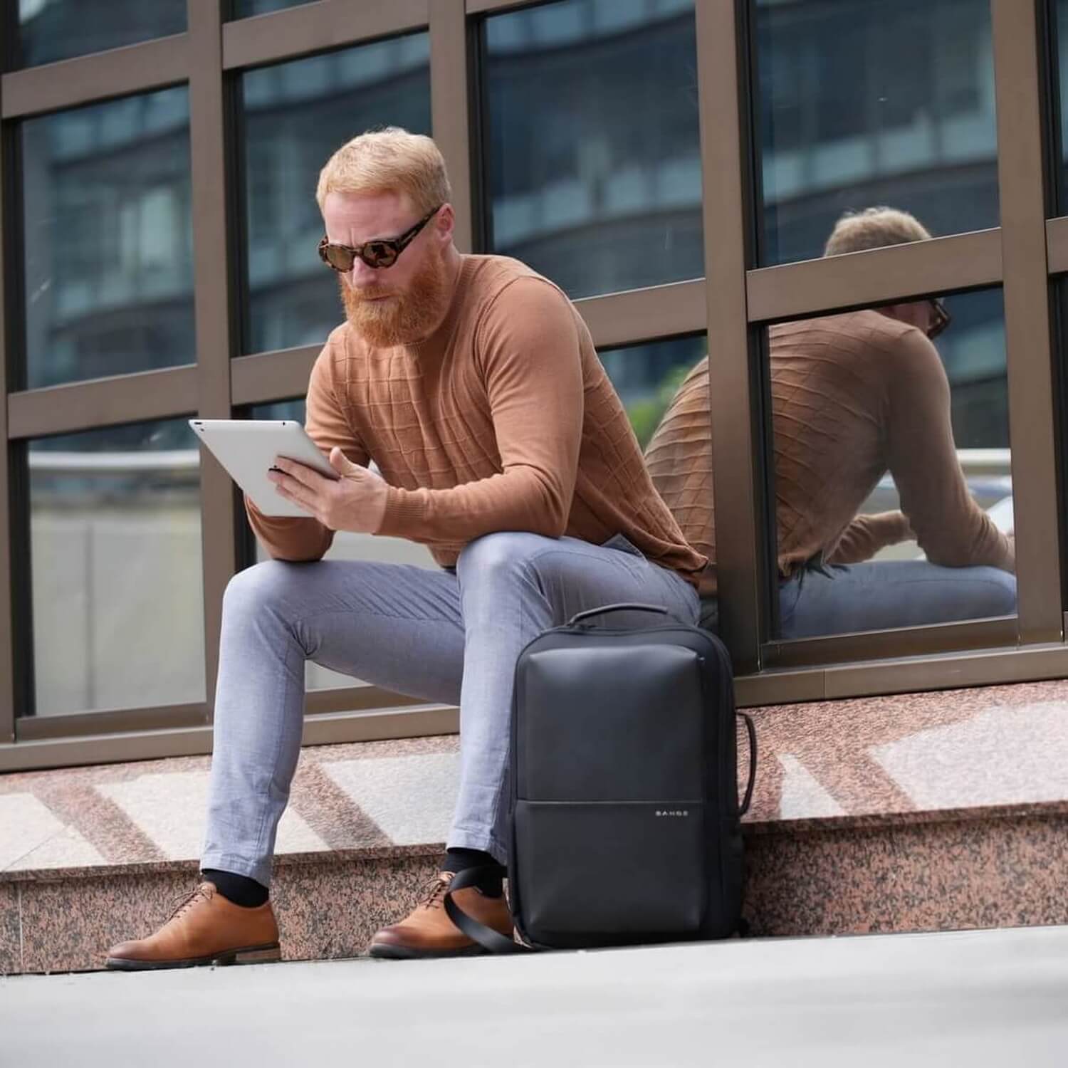 Mann mit BANGE Laptoprucksack UX im Park