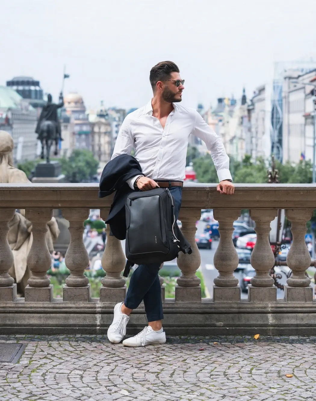 Laptoprucksack PRO-UX mit 15,6 Zoll Laptopfach und viel Stauraum. Für Damen und Herren.