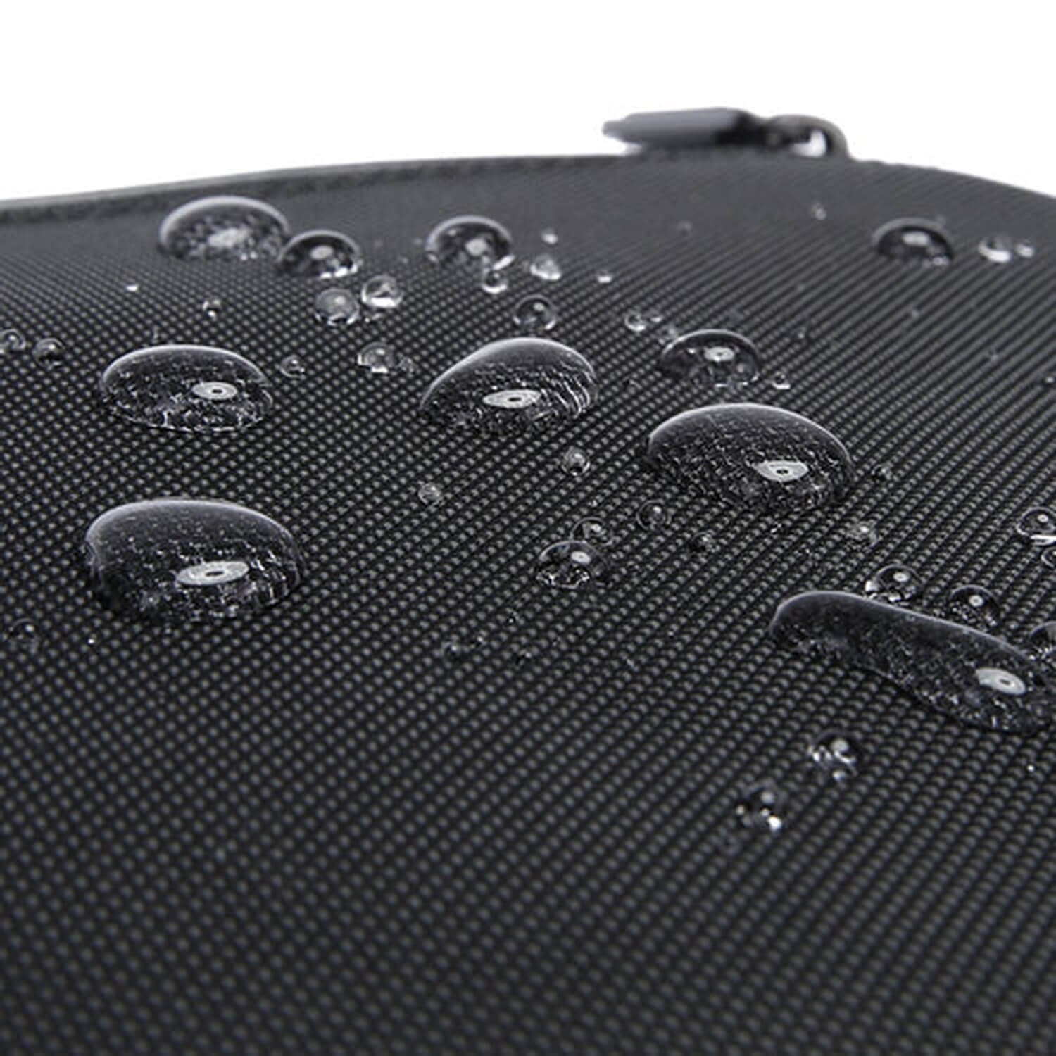 BANGE - wasserabweisendes Material hält Ihre Sachen bei nassem Wetter und Regen trocken!